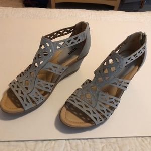 Earth Petal Wedge Sandal, Grey Suede, Size 10
